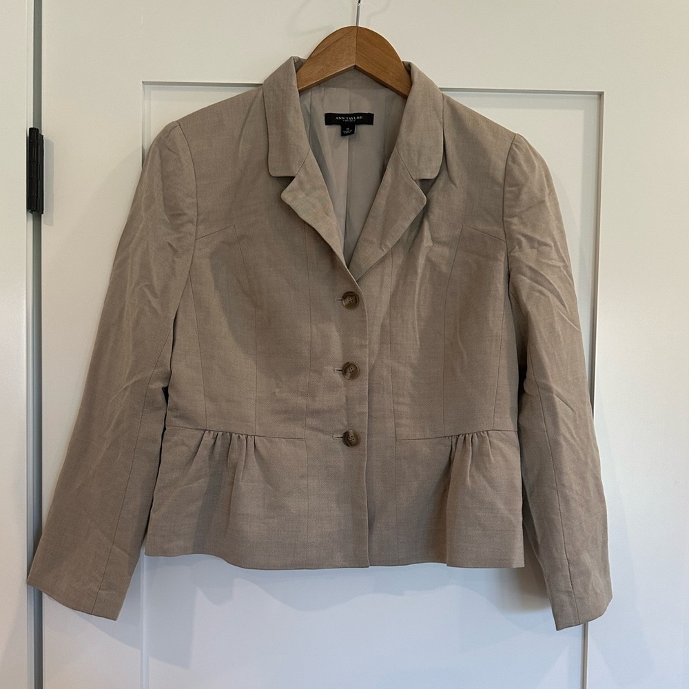 Ann Taylor Button-up Blazer. Beige. Size 6